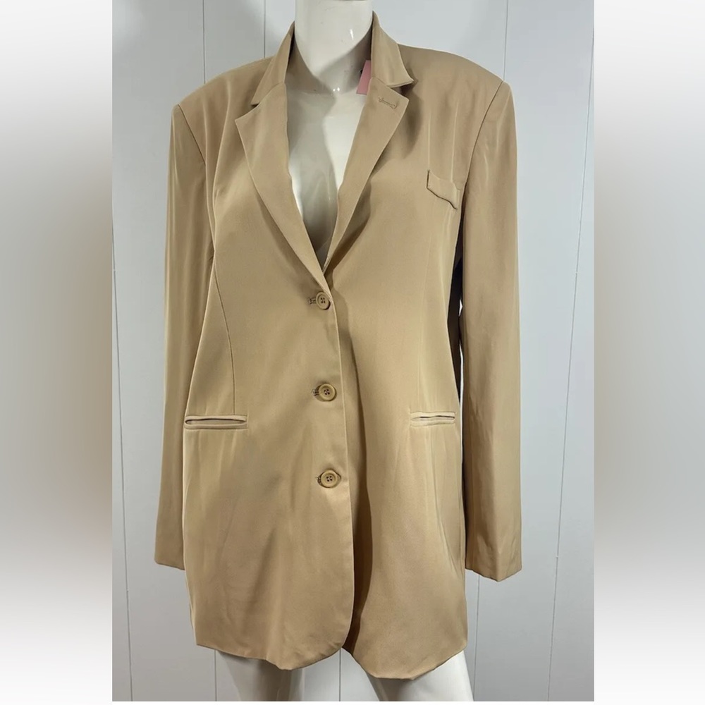 NWT Pretty Little Thing Women's oversized Triple Button Shoukder Pad Blazer Sz 8